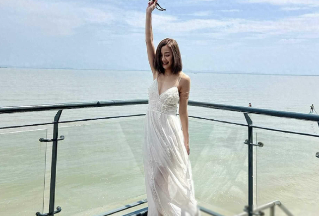香港女星朱智贤瘦到见骨，穿吊带裙疑真空上阵，出轨人夫事业尽毁