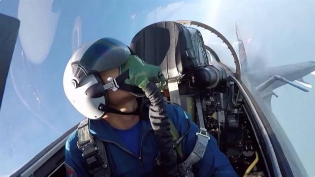 菲军机干扰中国正常演训，解放军警告驱离。放几台无人机撞上去，中国的领土不想来就来