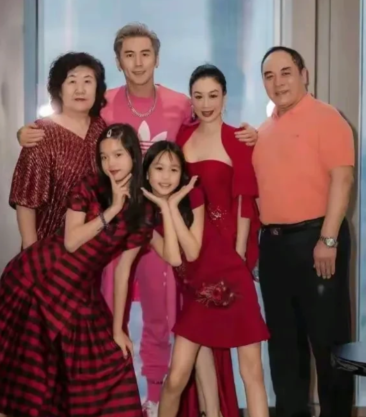 钟丽缇携一家四口跟公婆的合照，与大十岁的婆婆比起来像是隔了一代人。

钟丽缇的两