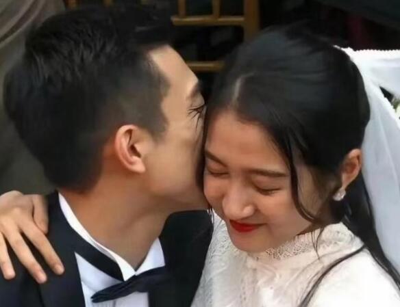 关晓彤首次吻戏意外曝光，引发网友热议与猜测，接吻对象的选择让人感到惊讶。大家对此