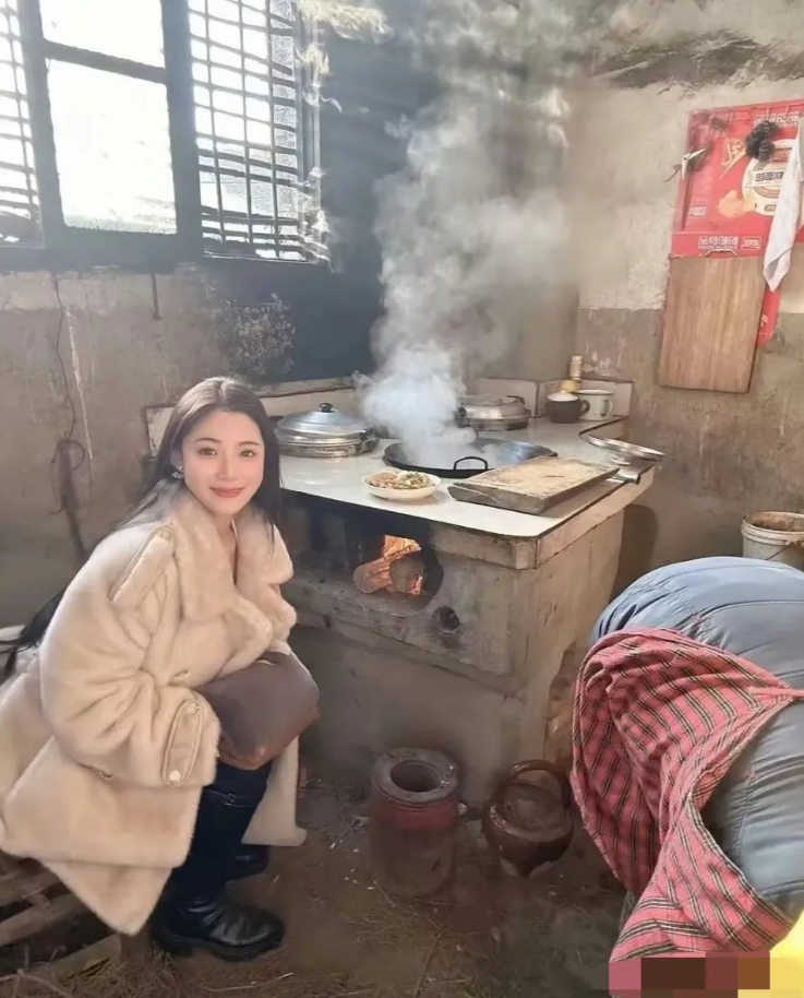 回乡的女孩子帮着烧火，真的很贤惠