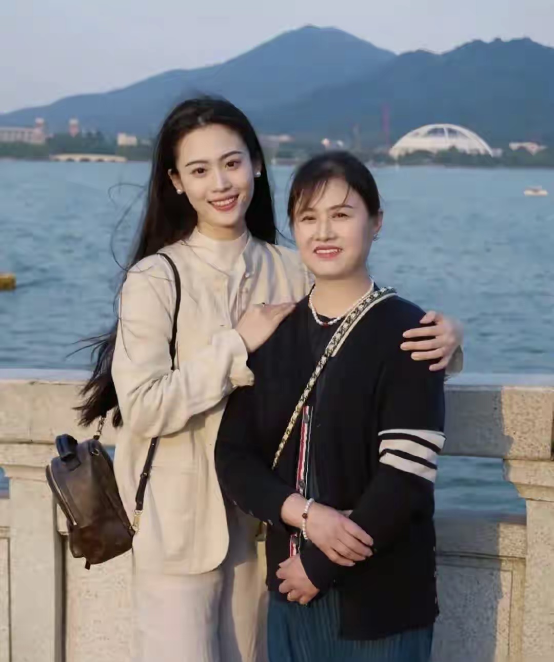 我闺女博士毕业，外貌身材都不错。我的要求是男方给至少300万彩礼，但她男友有些犹