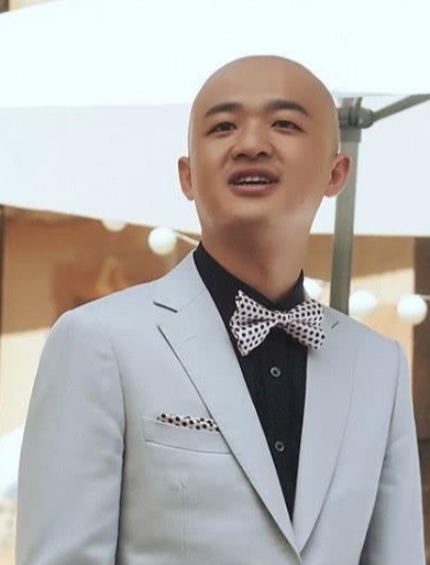 包贝尔的老婆生病了，满脸痘痘，脖子发青表情痛苦，看样子很严重。

我很好奇，明星