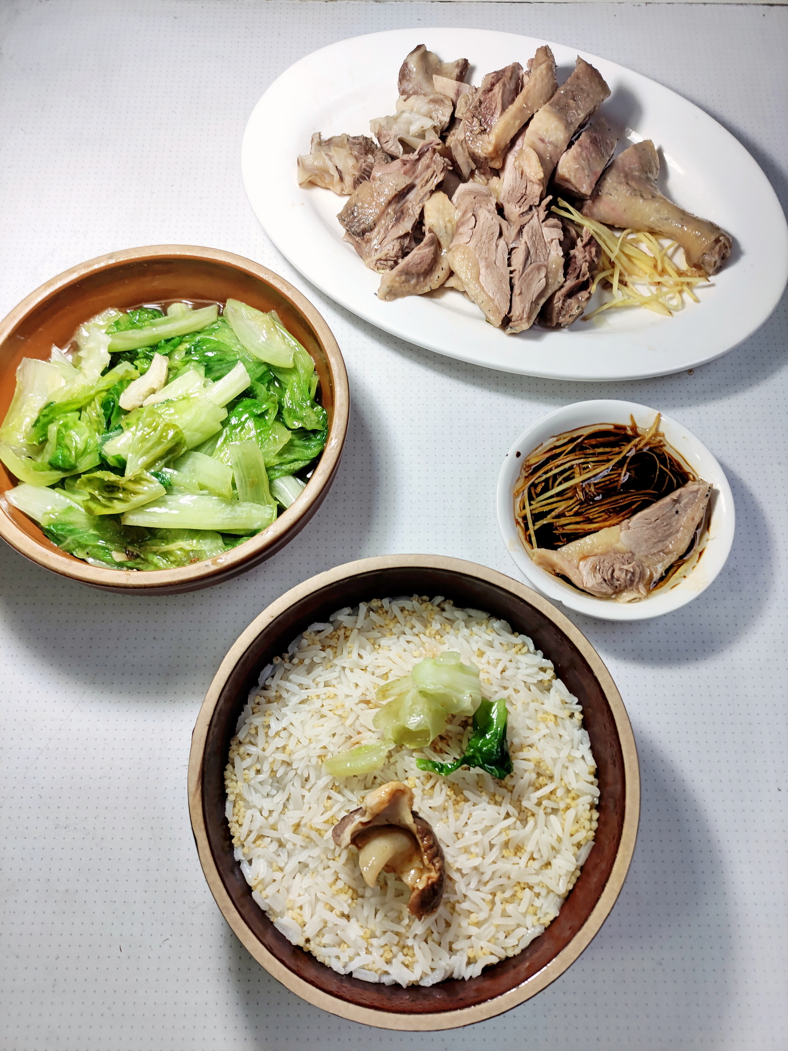 晚餐，白斩鸭，蘸姜丝生抽老抽花生油，炒生菜，蒸二米饭。这是沙园市场18元一斤的湛