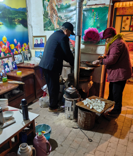 昨晚临睡前，还跟母亲叮嘱：看明早天气吧，如果有雨雪，咱就改天出发，不用起太早。