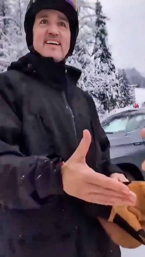 加拿大总理特鲁多在滑雪场被一个女士叫住，他以为人家要追星，过来热情地握手，结果人
