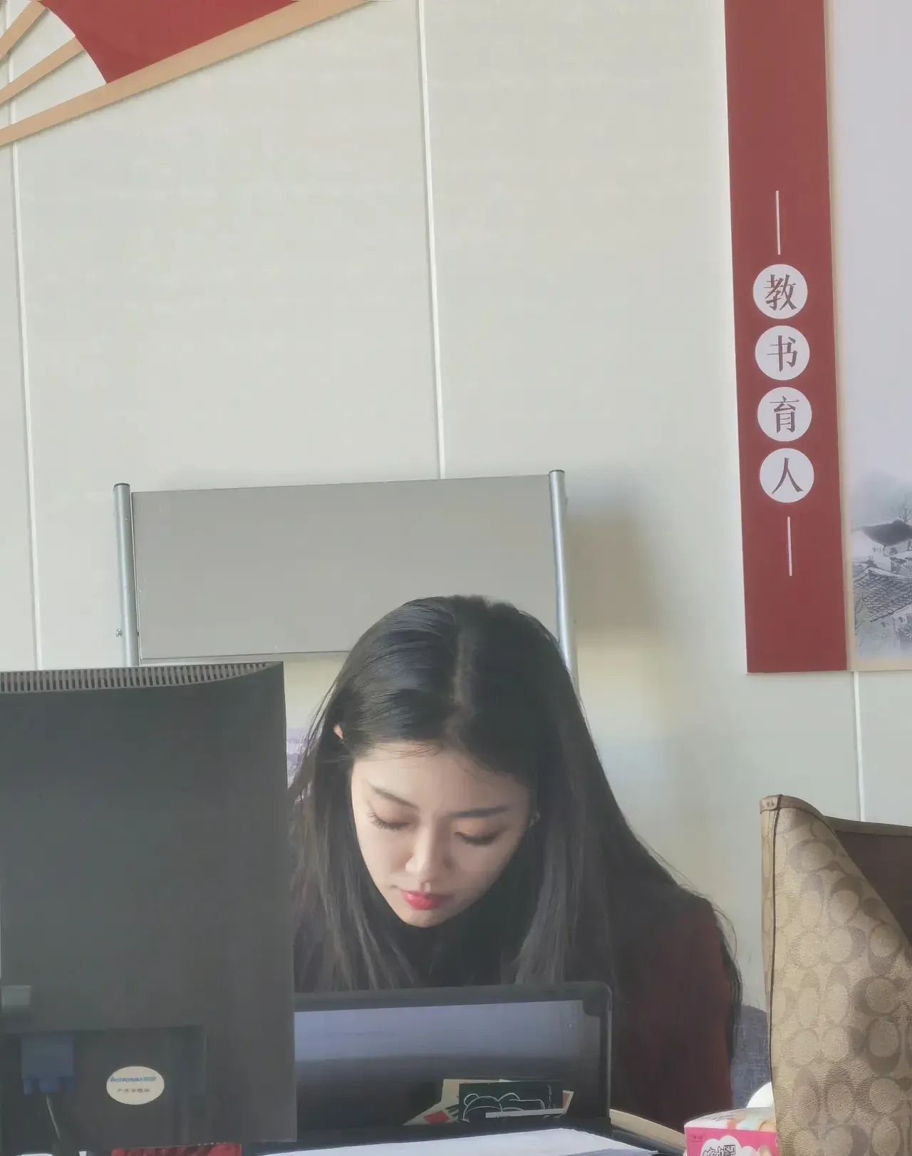 小姨子01年的，马上入职小学外语教师，需要注意什么