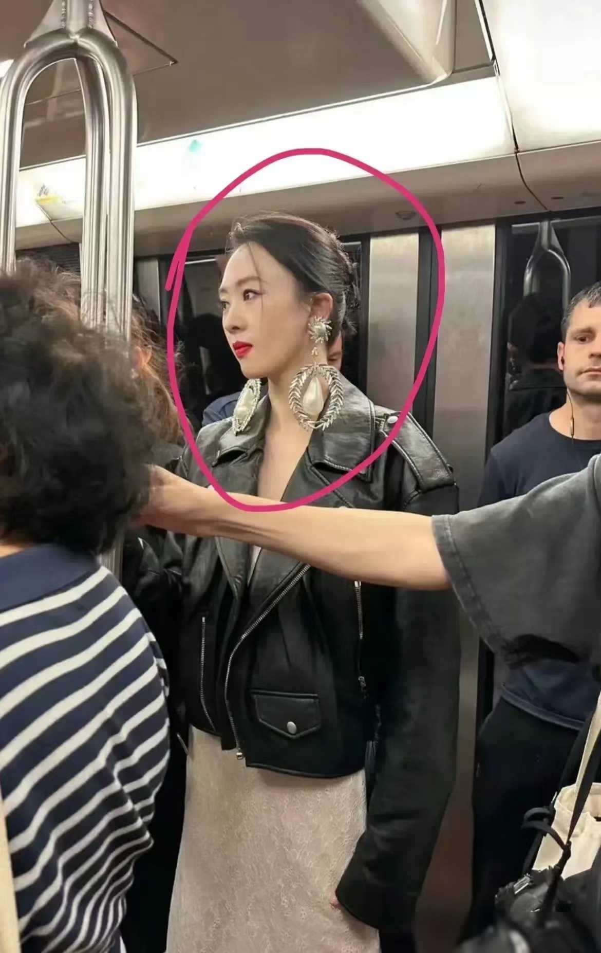 哎呀，你绝对猜不到我今天在地铁上碰到了谁！当时我简直不敢相信自己的眼睛。没错，就