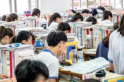 高考失利，要不要复读取决于4个因素。

一是高考成绩，看看离你自己心仪的大学还差