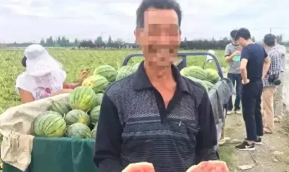 权力的任性？辽宁沈阳，一大爷种了10亩西瓜。苦于没有销路，无奈之下，他在自家西瓜