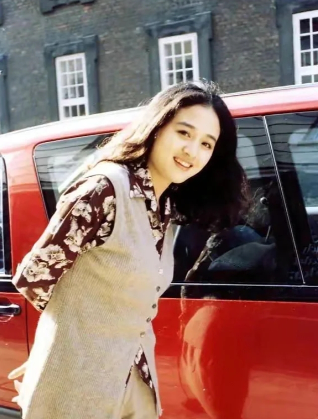 辍学演戏，靠脱成名，丈夫拒绝认亲儿子