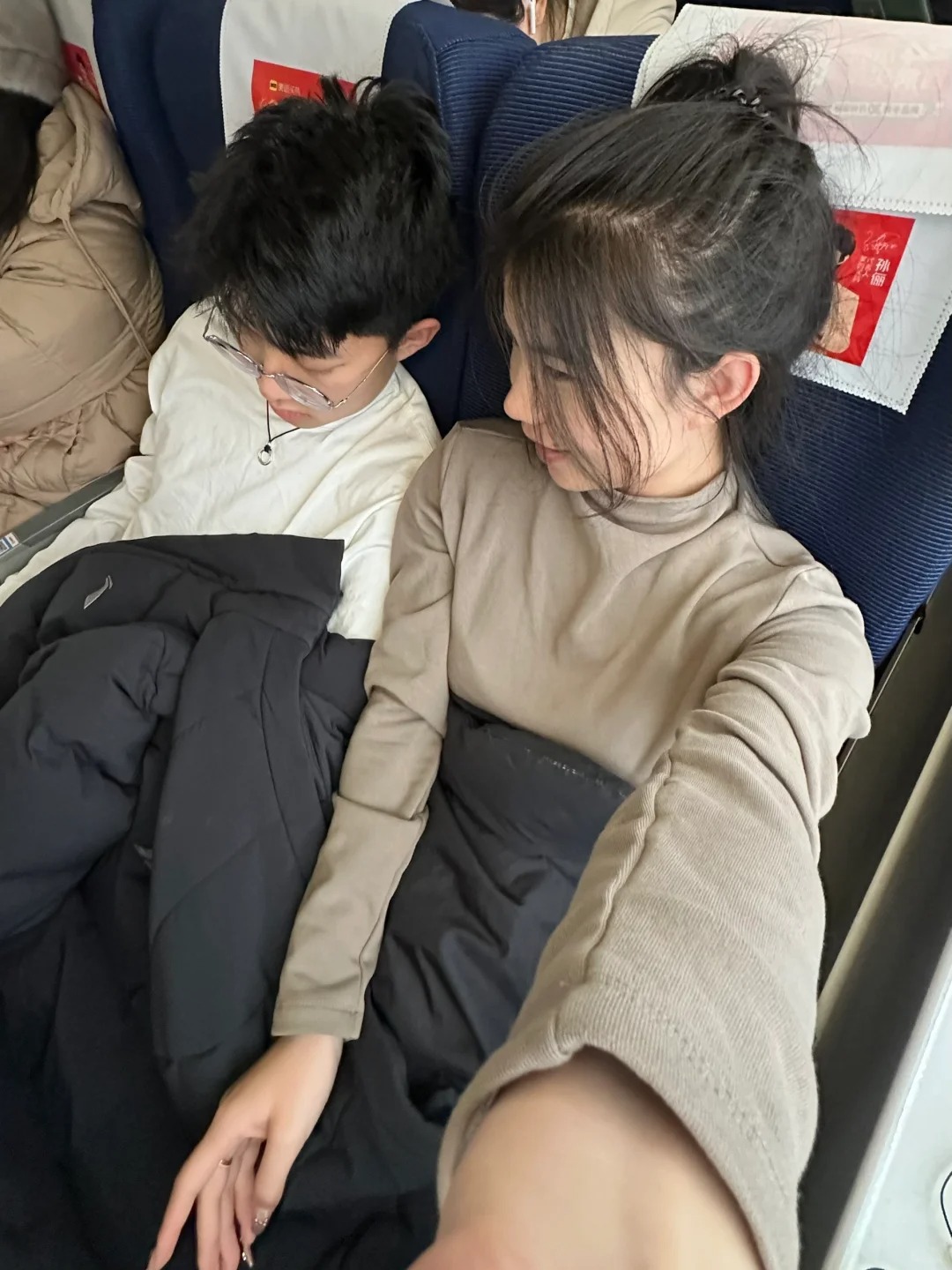 哈哈哈哈哈高铁上这个男的怎么回事儿！
姐妹们 这男的仗着有几分姿色硬往我肩膀上靠