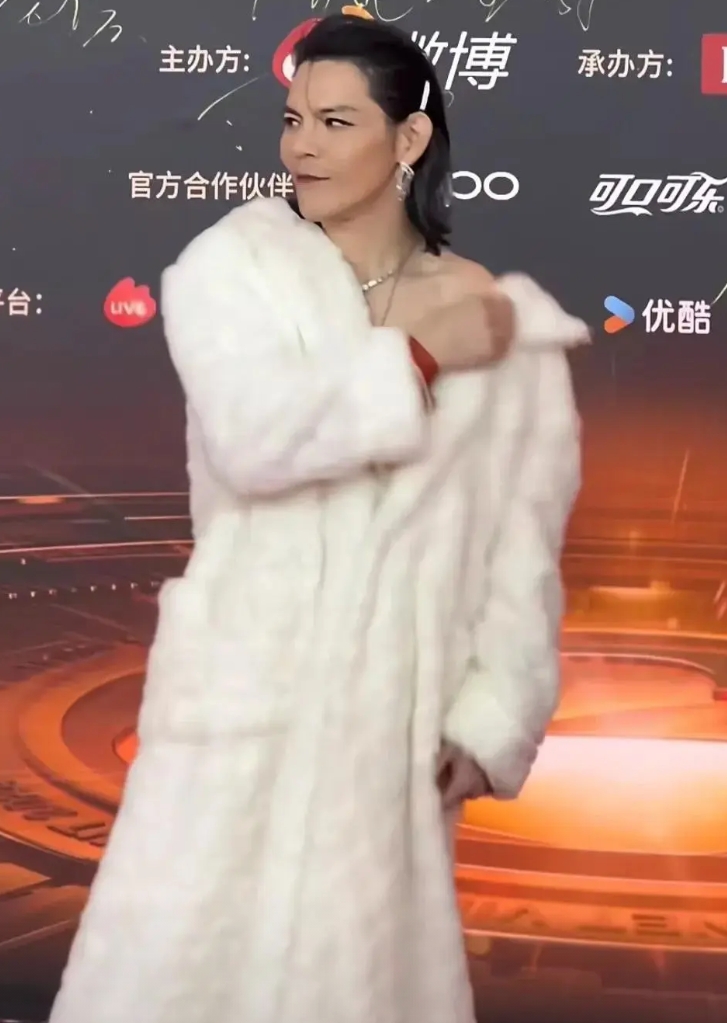 郭碧婷崩溃了，

（参考信源：哒鸭娱乐）

郭碧婷崩溃了，原因是她的公公向佐爸爸