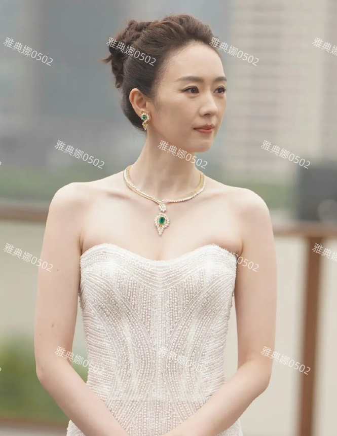 童瑶今日上海外滩活动生图，本人又高又白，瘦而不柴身段窈窕气质优雅，就是看起来不年