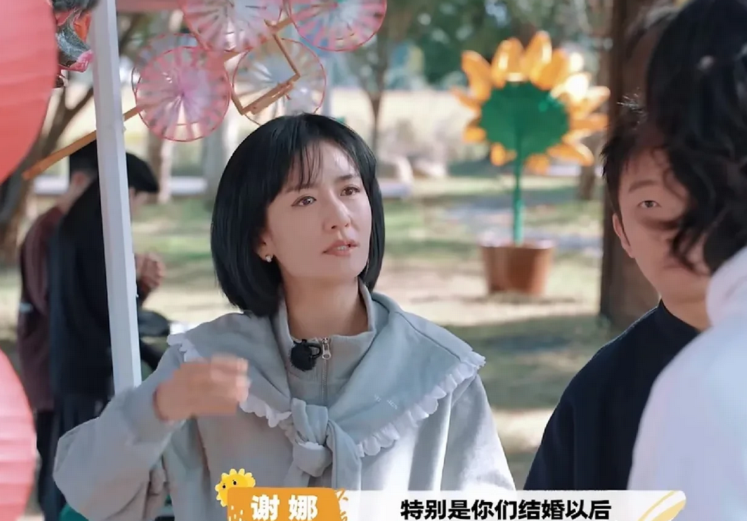 谢娜问向佐：“你们过年怎么过？”向佐：“我们不过年，我们避年。”杨迪大惊：“为什