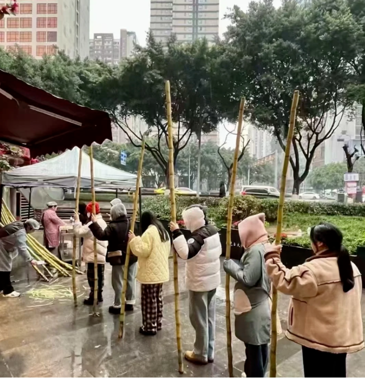 一群人围在一起，像是丐帮在开会似的