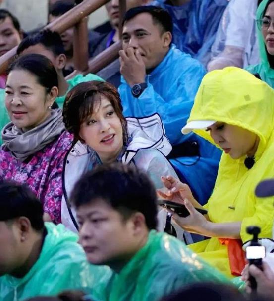 毛阿敏在内娱乐坛地位斐然，刘晓庆在影坛留下众多经典。她们发展轨迹不同，却结下友谊