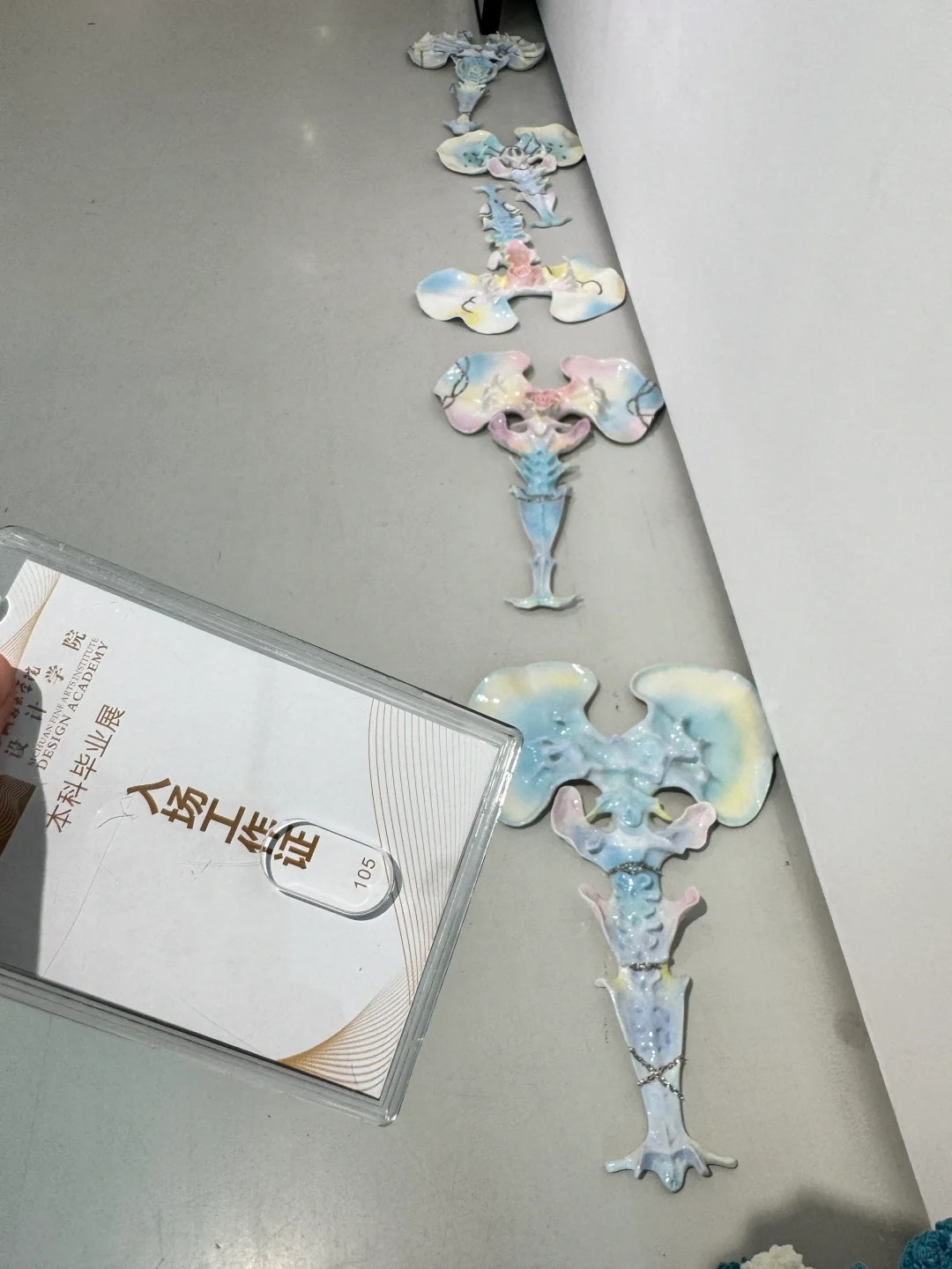 准备放地上展了。
骗你的 其实要上墙
工人说一个十块
五十块的钉子费谁给我掏。
