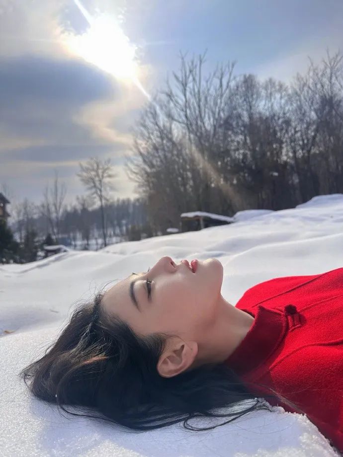 1月25日，张馨予在个人社交账号上分享了一系列雪地美照，而这些照片竟出自她老公何