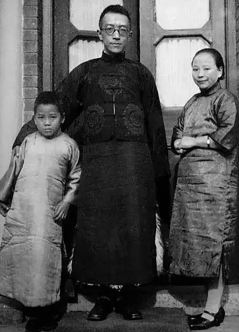 1962年，胡适病逝，3万人参加了他的葬礼，30万人为他送最后一程。

可是纵使