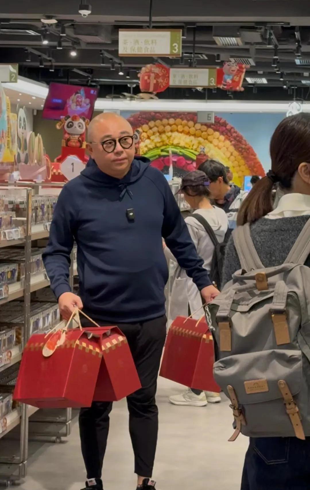 买年货偶遇香港明星，一人一句台词证明你认识他！
近日，某网友在个人社交账号上分享