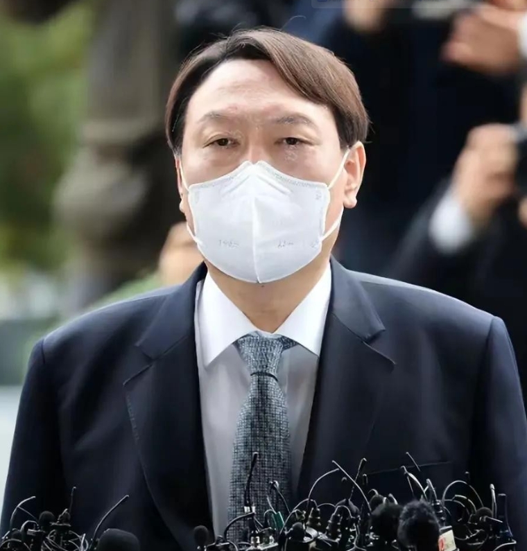 尹锡悦为什么毫无胜算？他表面上的最大对手是最大在野党党首李在明，李在明的背后是文