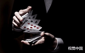 我是厂里拧螺丝的，靠着透支意外的运气逆天改命