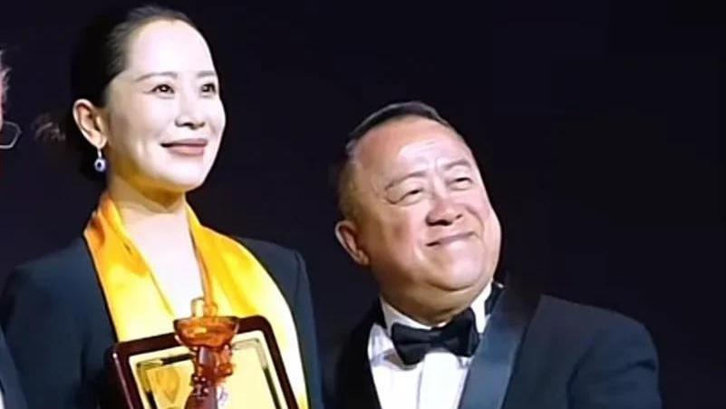华鼎奖现“咸猪手”！颁奖嘉宾多次“揩油”，更多“灯下黑”被扒