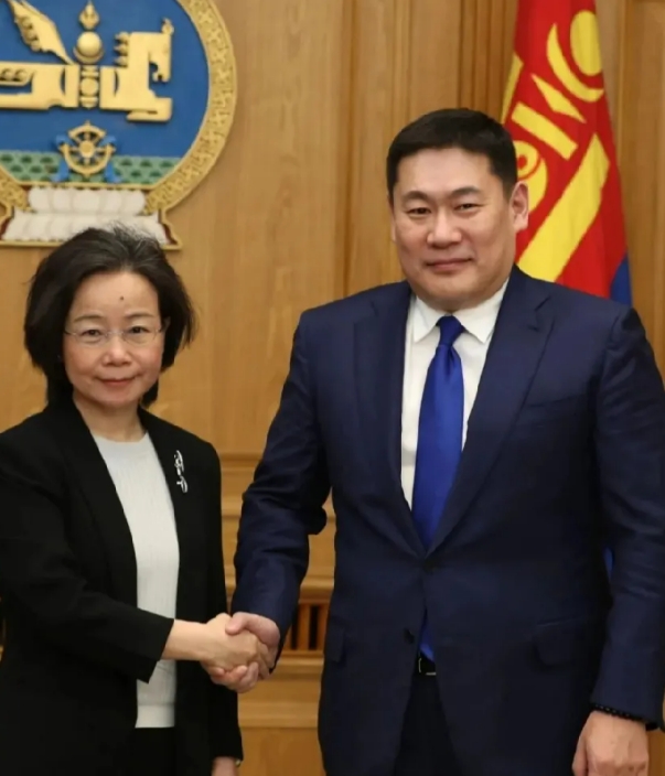 以前俄罗斯实力强于东方大国的时候，蒙古抱俄罗斯大腿。现在中俄两国的综合国力差不多