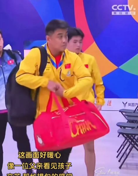 王皓赛后帮林诗栋拎大包，就像老父亲心疼儿子。
邱贻可担心莎莎采访区太冷，送上外套
