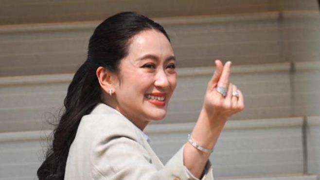 佩通坦来中国了，身边跟一个女保镖，全程陪同，受到最高规格接待