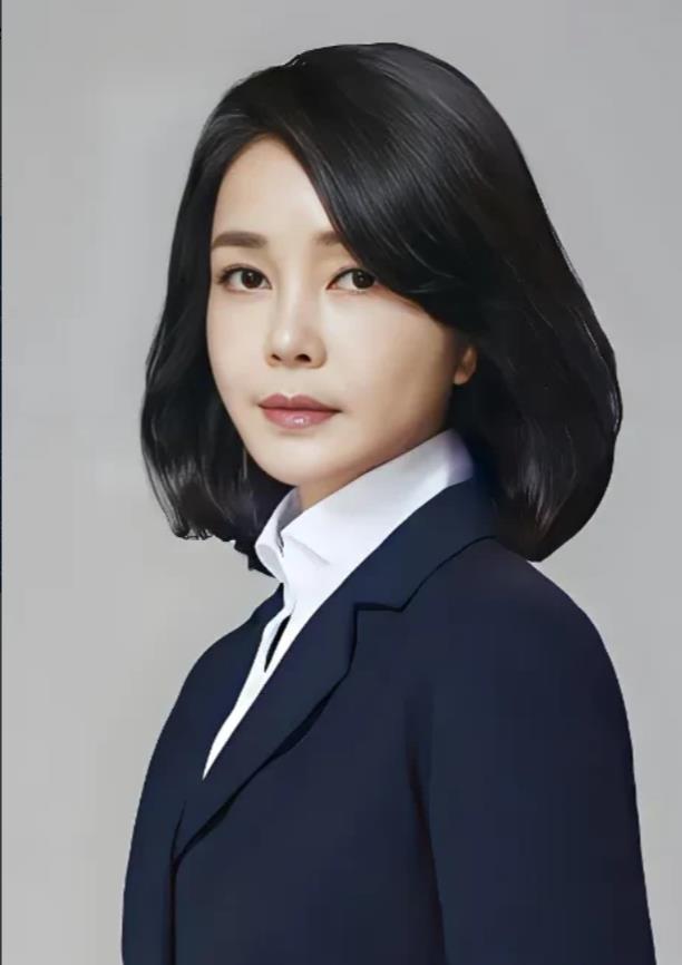 人家确实有几把刷子。尹锡悦为什么那么喜欢金建希，原来这女子不一般，虽然出身一般，