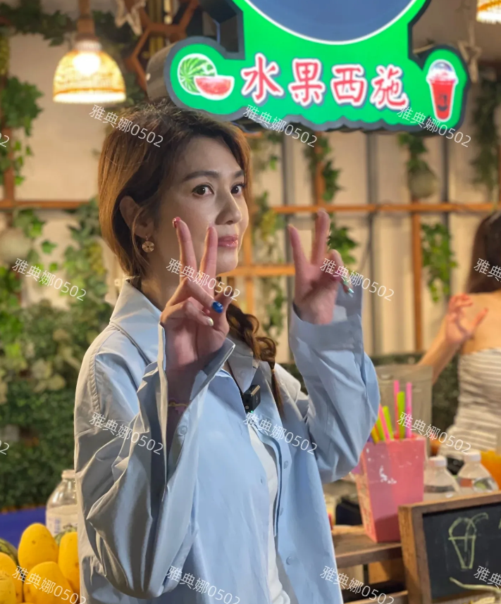 曼谷夜市偶遇洪欣，53岁的她本人好年轻，个子高皮肤白，圆脸大眼睛气质特别好。
那