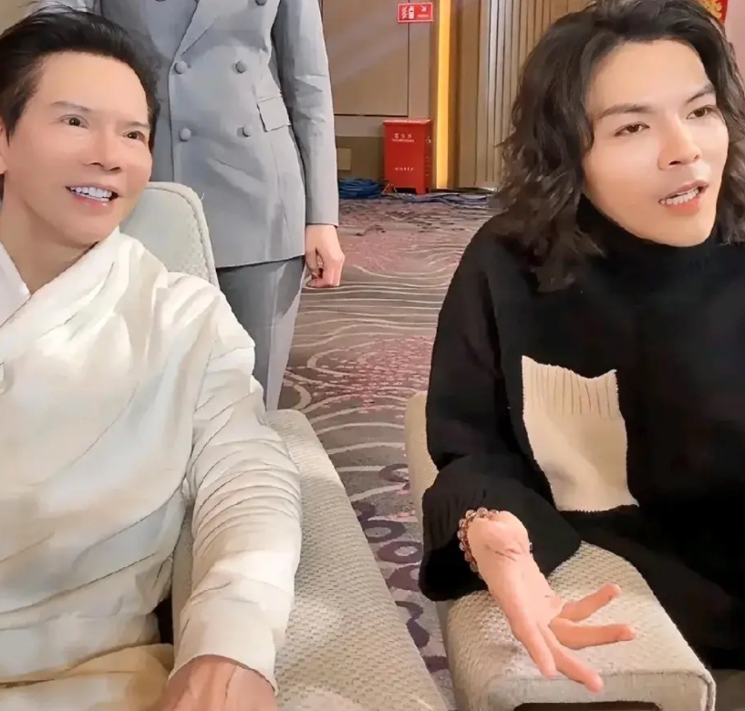 “隔代亲”
  向华强和向太在直播间聊天，向太说：“只要向华强休息，任何人打来的