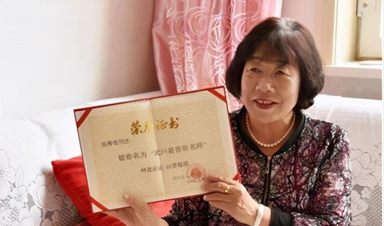 1981年，内蒙古一男生考上大学，女老师掏出20元钱，给他买双棉鞋，谁料，26年