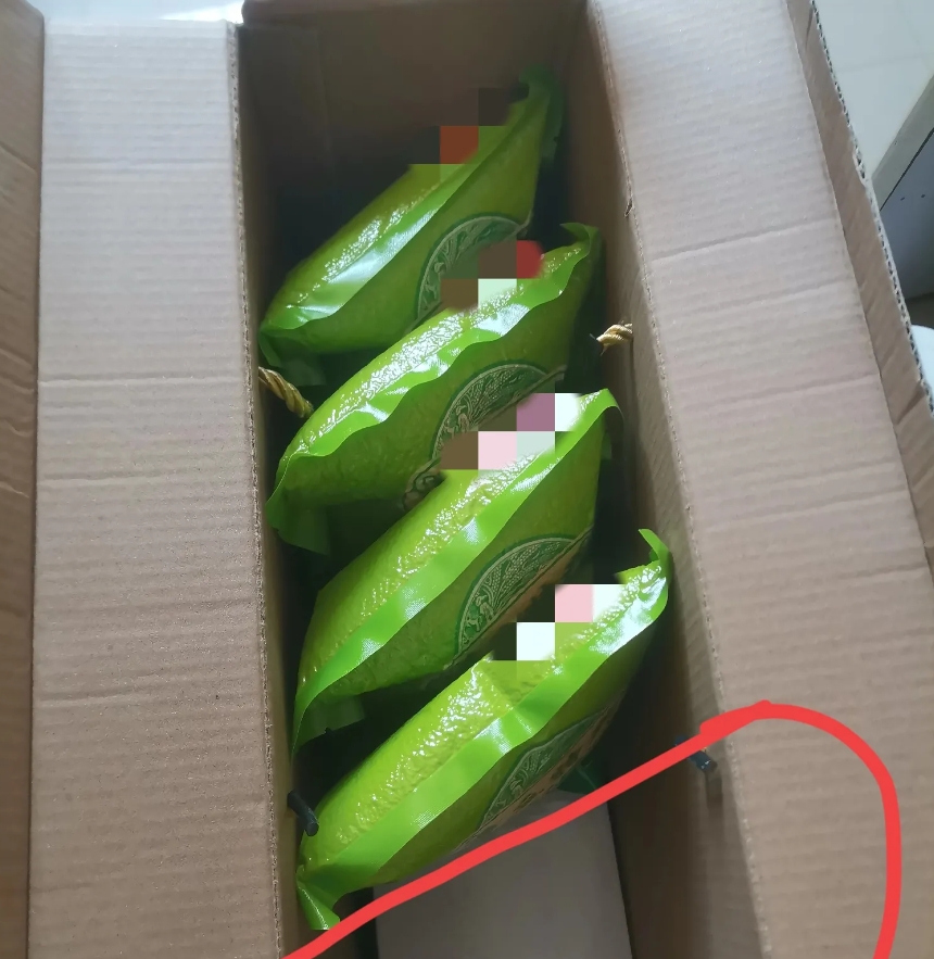 朋友来家里做客，提来了一箱小米。

家里正好没有了，他走后就拆开了！可是这里边我