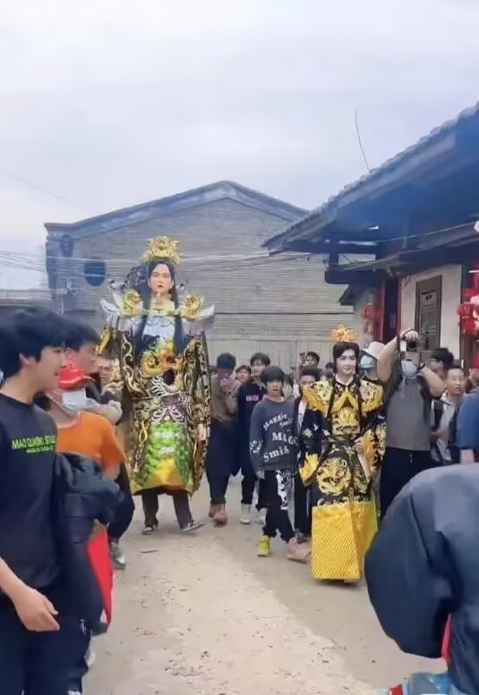 网红真人cos赵世子引发热议。
福建最近有一个游神活动，有一个真人赵世子，在游神