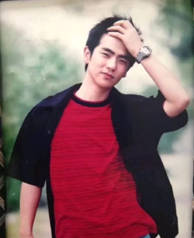 张晓龙说：“我第一部戏挣了16万，当时剧组来中戏选演员，看了一圈他们说：“这个老