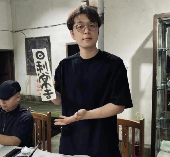 杜海涛多年来以幽默形象活跃于综艺舞台。曾因身材圆润令人印象深刻，近日36岁的他暴