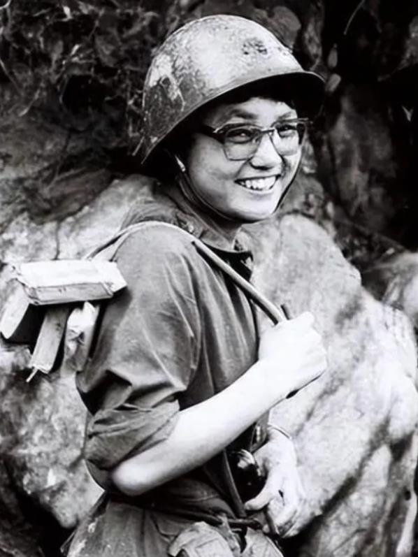 1986年4月，23岁的女医护刘亚玲，找了个回家探亲的借口，悄悄去了老山前线照顾