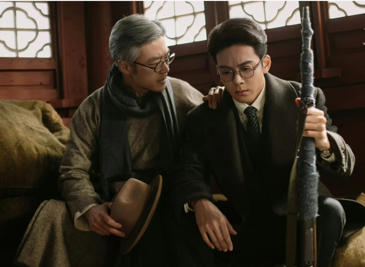 在顾易中身边的神秘白发老先生是谁？