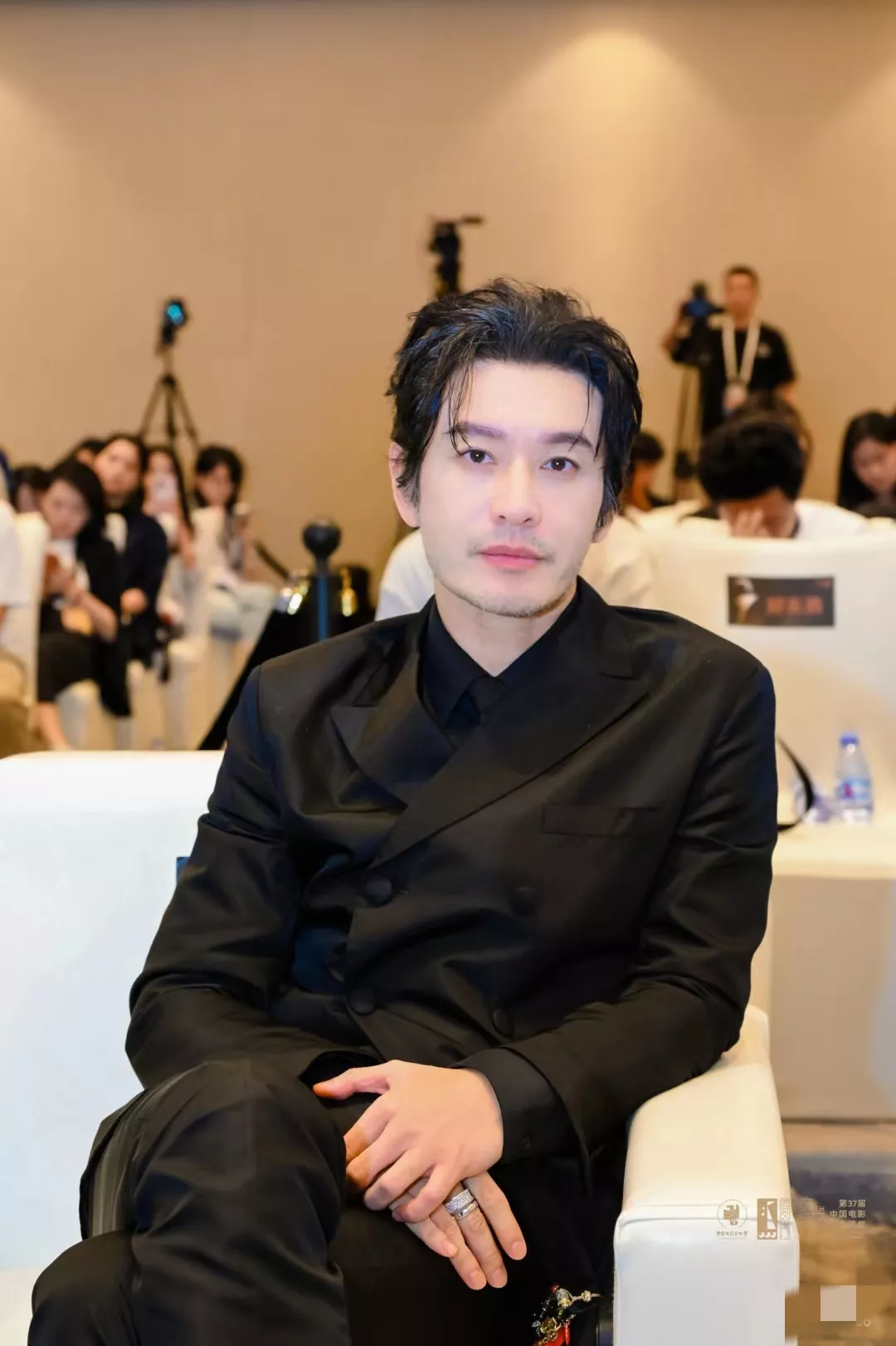 黄晓明真的是一个特别在乎面子的人。有点表演型人格，一直都活给别人看。他为人大方人