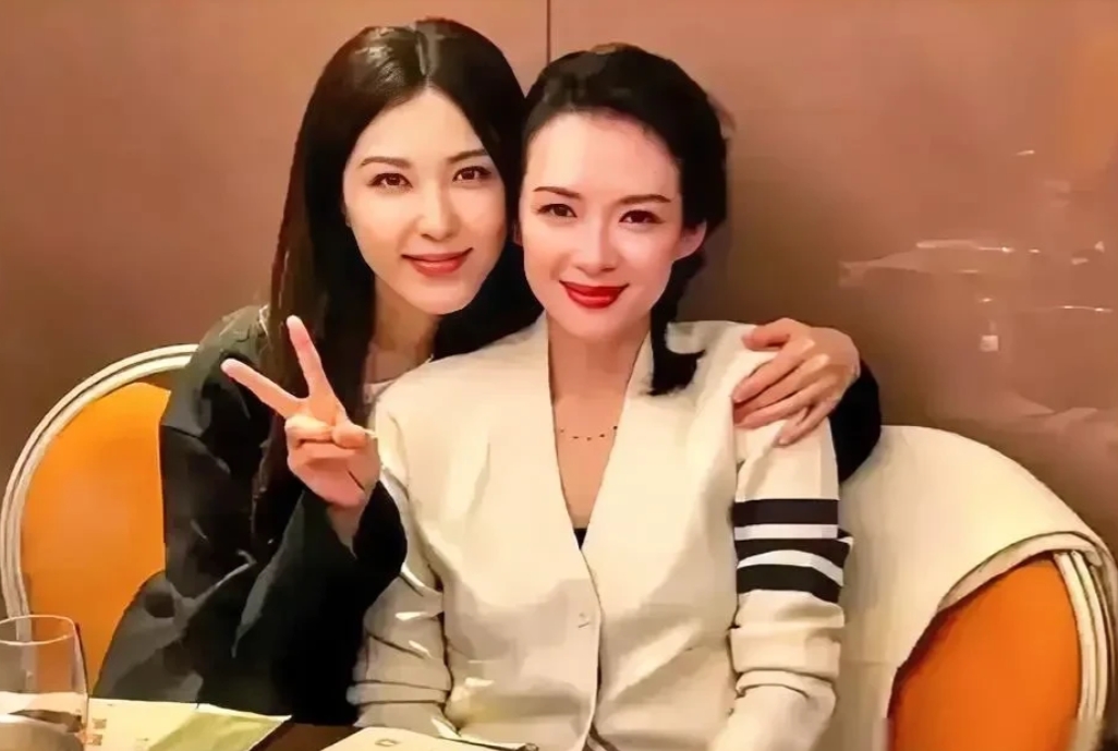 曾黎与章子怡同框，谁的颜值更胜一筹？
论颜值，曾黎胜了。
论气质，章子怡胜了。