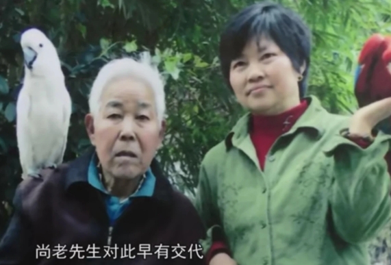 江苏徐州，老人瞒着4个儿子，偷偷和小26岁保姆结为夫妻。11年后，老人去世，4个