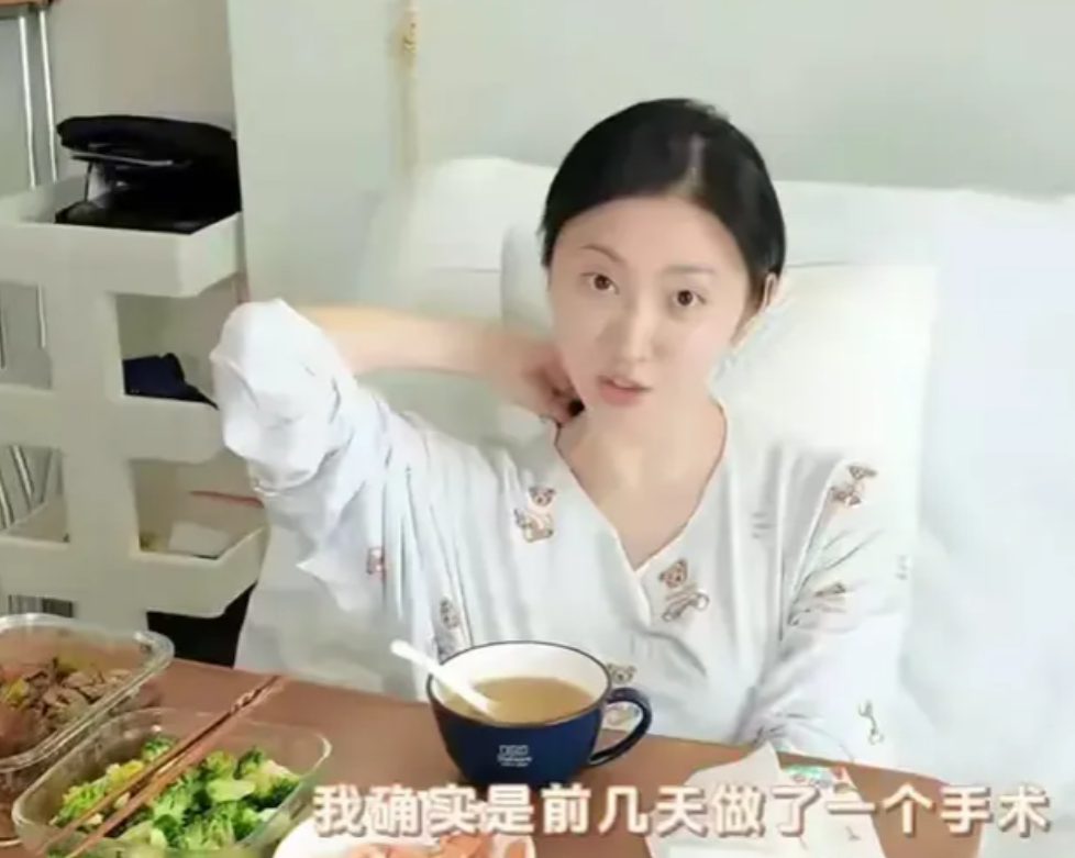 景甜，真性情！

1. 面对纷纷扰扰的谣言，景甜只专注于自己的健康，手术台上她坚