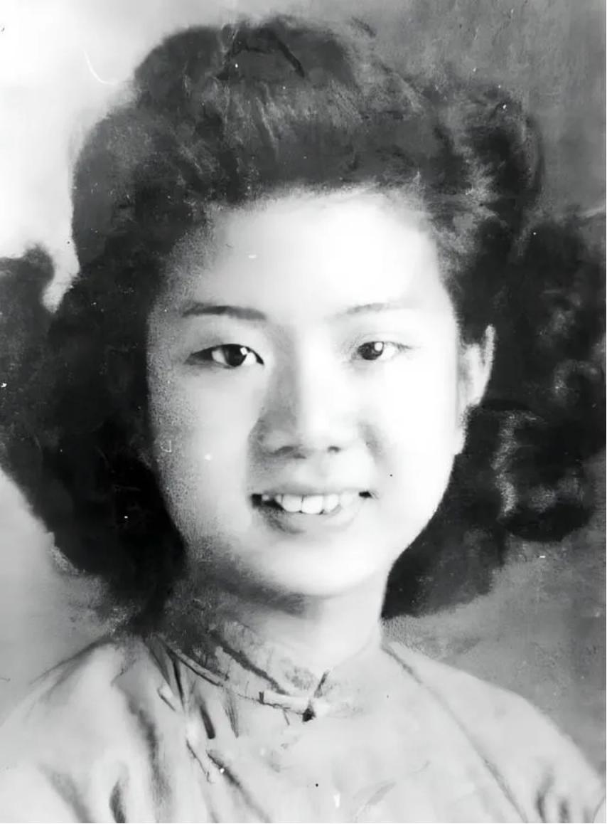 1949年，特务头子毛森，抓捕了一个交际花小姐，审讯时，毛森用刀划开她的衣服，轻