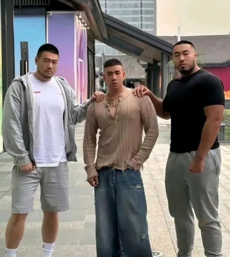 是我的错觉吗，为什么这三个肌肉男男的看起来怪怪的！
