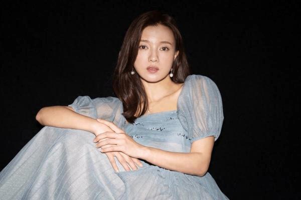 傅晶是一位才貌双全、演技出众的女演员