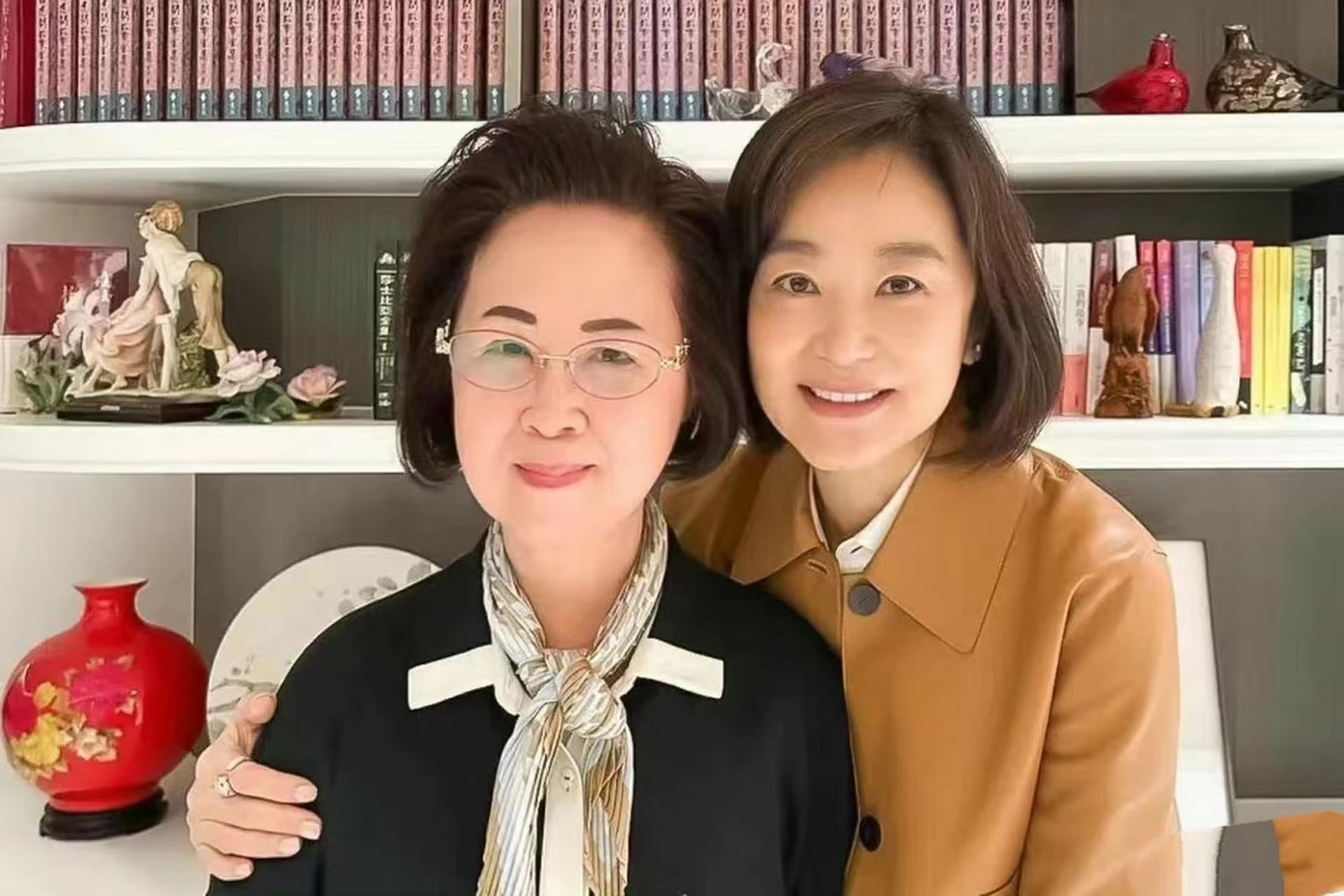 这张2023年琼瑶与林青霞的合影，真让人觉得她们就像一对亲姐妹。