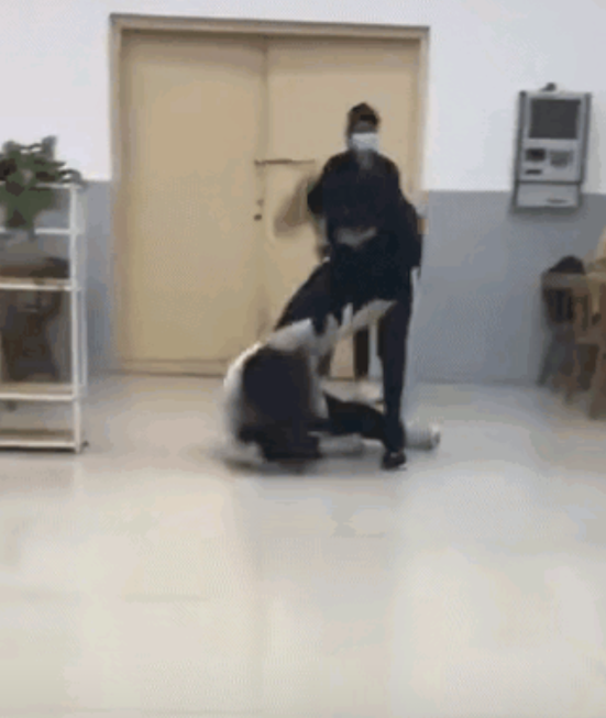 接下来交给校方和警方了！
被打还手就是互殴？还是正当防卫？
江苏师大女生用纸巾占